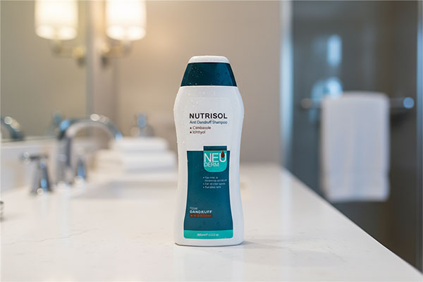 شامپو ضد شوره نوتریسل نئودرم روی پیشخوان حمام