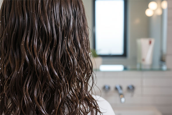 موهای براق و نرم پس از استفاده از شامپو کافئین سیلورال