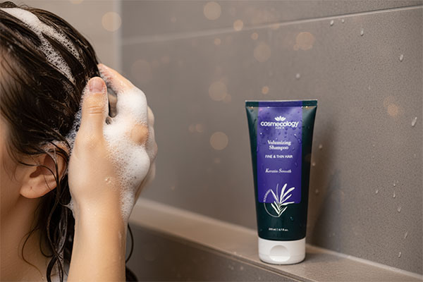 استفاده از شامپو حجم دهنده کاسمکولوژی روی موهای خیس