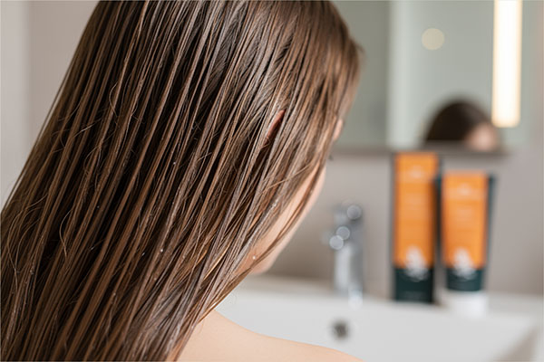 موهای سالم و درخشان پس از استفاده از شامپو کاسمکولوژی