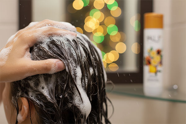 شامپو کرمی موهای بسیار خشک آی پلاس روی پیشخوان حمام