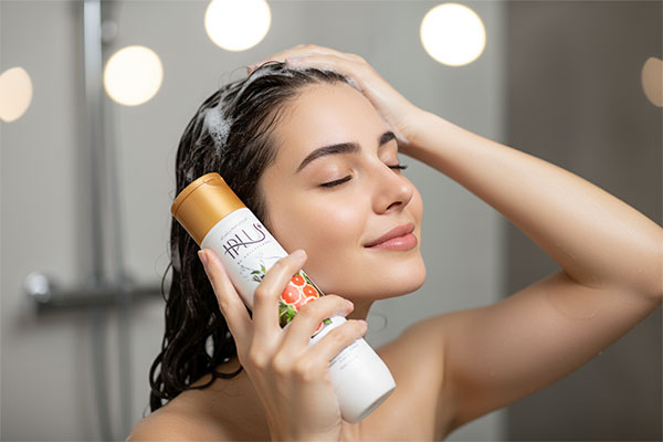 استفاده از شامپو ضد شوره موهای چرب آی پلاس برای شستشوی مو