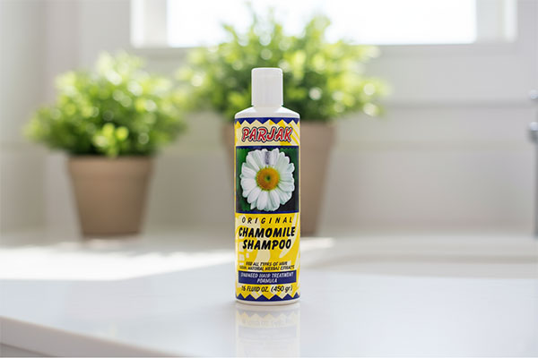 شامپو بابونه پرژک روی پیشخوان حمام