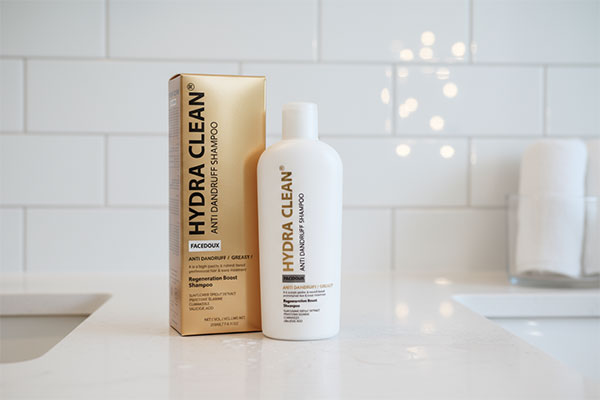 تصویر شامپو ضد شوره موهای چرب هیدراکلین فیس دوکس روی پیشخوان حمام