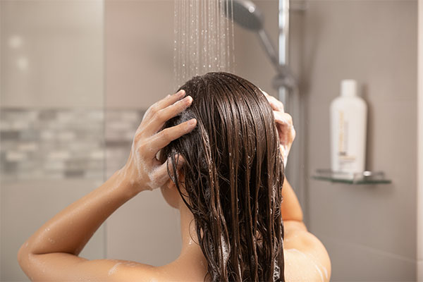 شامپو هیدراکلین ضد ریزش موی خشک در حال استفاده