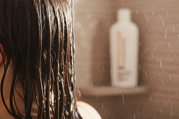 موهای مرطوب و نرم پس از استفاده از شامپو مرطوب کننده پوست سر هیدراکلین