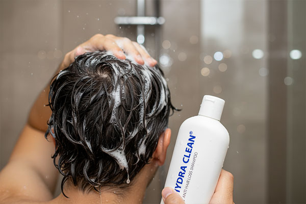 شستشوی مو با شامپو ضد ریزش آقایان هیدراکلین