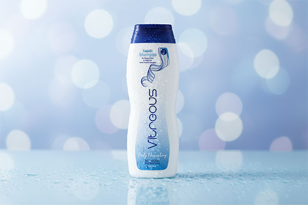 نمای نزدیک شامپو کاپلی ویتروس با قطرات آب