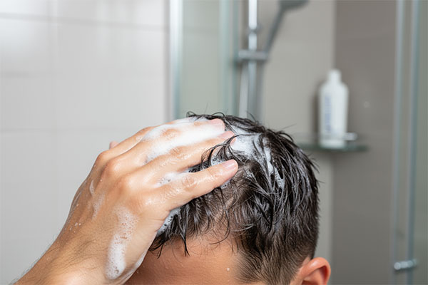 پاکسازی عمیق موهای چرب با شامپو مخصوص آقایان