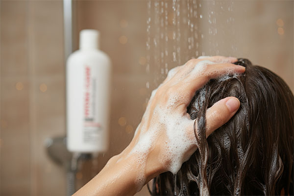 استفاده از شامپو فاقد سولفات هیدراکلین برای موهای رنگ شده در حمام
