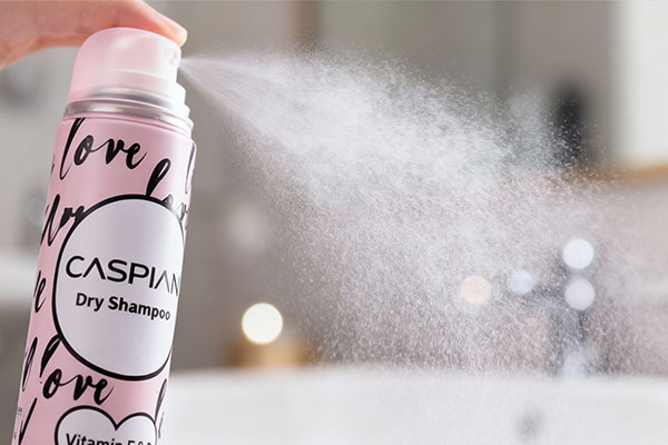 استفاده از اسپری شامپو خشک کاسپین روی موها