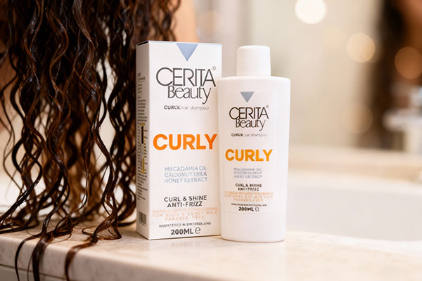 شامپو موهای فر سریتا روی پیشخوان حمام