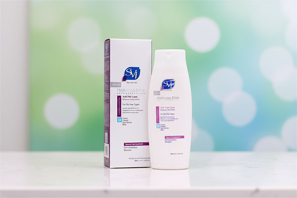 شامپو ضد ریزش موی خشک اس وی آی روی پیشخوان حمام