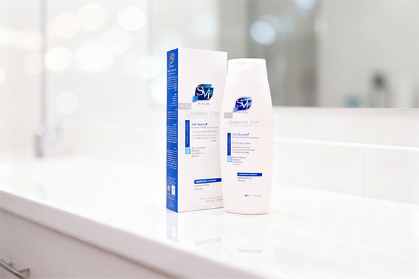 شامپو ضد شوره موهای خشک اس وی آی روی پیشخوان حمام