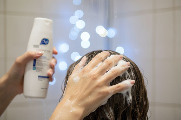 استفاده از شامپو ضد شوره موهای خشک اس وی آی روی موهای خیس