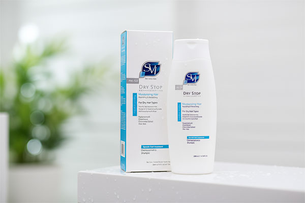 شامپو موهای خشک درای استاپ اس وی آی روی قفسه حمام