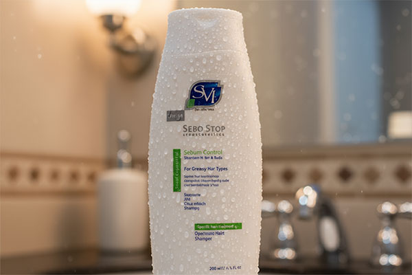 نمای نزدیک شامپو سبو استاپ اس وی آی با قطرات آب