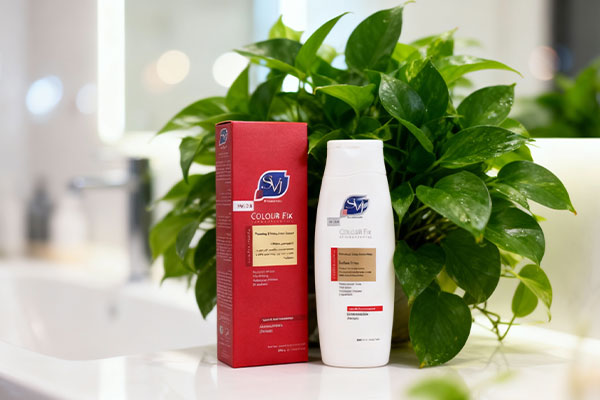 شامپو بدون سولفات کالر فیکس اس وی آی در کنار گیاه سبز