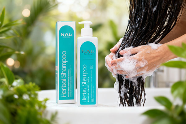 شستشوی مو با شامپو سر و بدن گیاهی مو و پوست چرب ناک