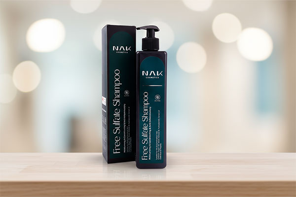 شامپو بدون سولفات موهای چرب ناک روی قفسه حمام