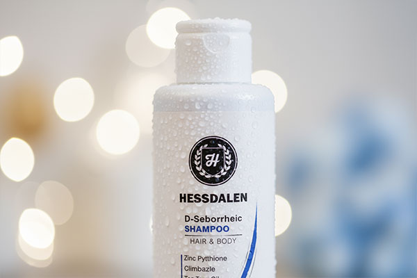 شامپو ضد شوره هسدالن با قطرات آب نشان‌دهنده تازگی