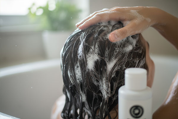 شستشوی مو با شامپو موهای چرب هسدالن