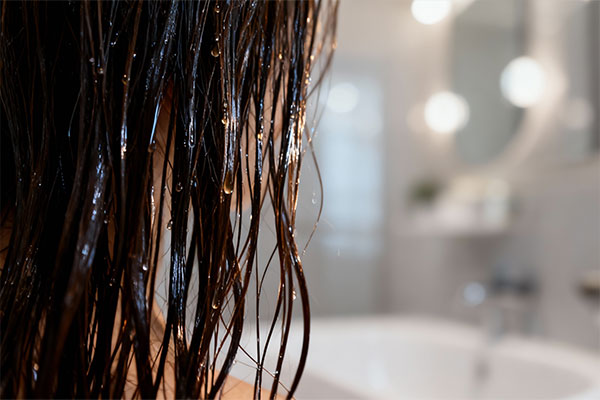 موهای سالم و درخشان با شامپو موهای خشک و آسیب دیده درمالیفت