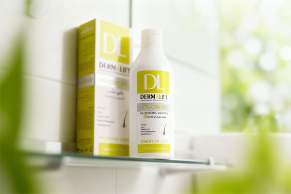 شامپو کف سر چرب و ساقه خشک درمالیفت روی قفسه حمام