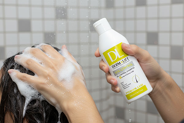 استفاده از شامپو کف سر چرب و ساقه خشک درمالیفت در حمام