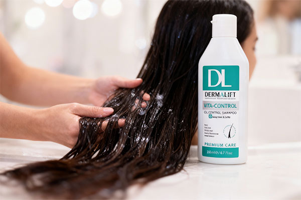 شامپو کف سر و موی چرب ویتا کنترل درمالیفت در حال استفاده