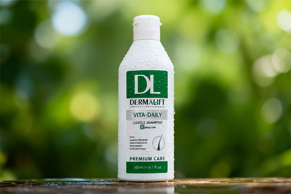 نمای نزدیک شامپو روزانه ویتا دیلی درمالیفت با قطرات آب