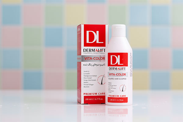 شامپو درمالیفت برای موهای رنگ شده ویتاکالر روی پیشخوان حمام
