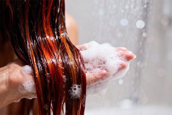 شستشوی موهای رنگ شده با شامپو ویتاکالر درمالیفت