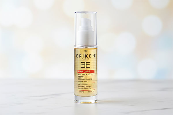 سرم ضد ریزش مو اریکه روی سطح مرمر سفید