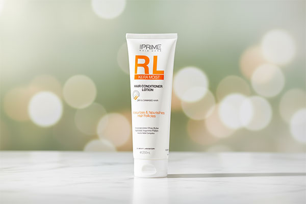 لوسیون نرم کننده مو پریم روی سطح مرمر سفید