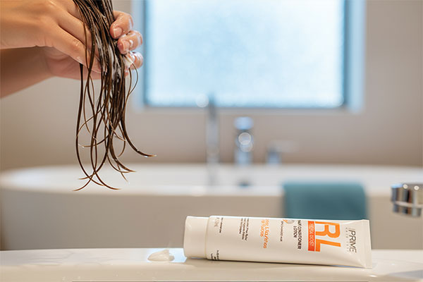 ماساژ مو با لوسیون نرم کننده مو پریم