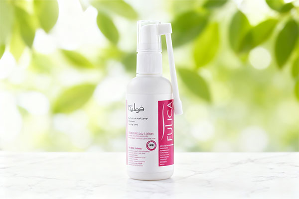 تصویر لوسیون تقویت کننده مو فولیکا بانوان روی سطح مرمر سفید