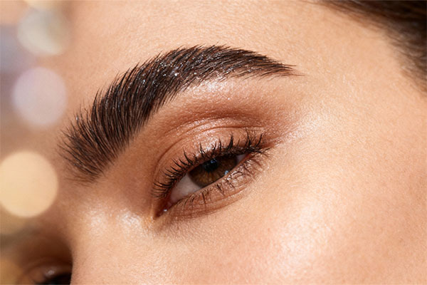 ابروهای پرپشت و زیبا با استفاده از محلول تقویت ابرو لامینین