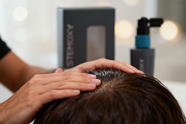 نحوه استفاده از سرم تقویت مو استموکسی لافارر روی پوست سر