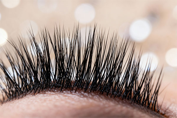 مژه‌های بلند و پرپشت با استفاده از سرم تقویت مژه لافارر