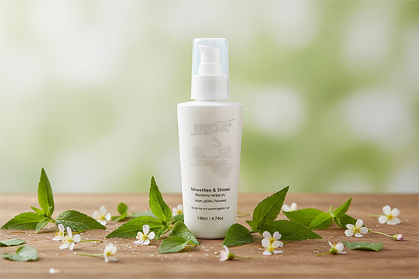 سرم مو فریز ریلیز ایروکس روی سطح چوبی با پسزمینه طبیعی