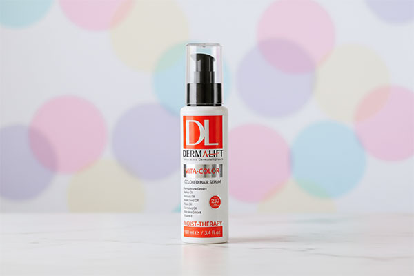 سرم موهای رنگ شده ویتاکالر درمالیفت روی سطح مرمر سفید