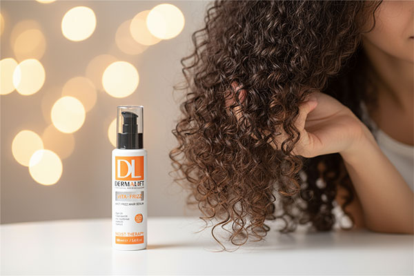 استفاده از سرم موهای وزدار ویتا فریز درمالیفت برای موهای مجعد