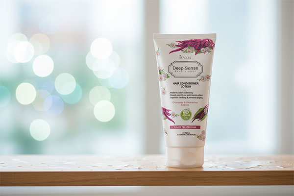لوسیون نرم کننده موهای رنگ شده دیپ سنس روی قفسه حمام