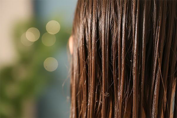 موهای درخشان و نرم پس از استفاده از نرم کننده دیپ سنس