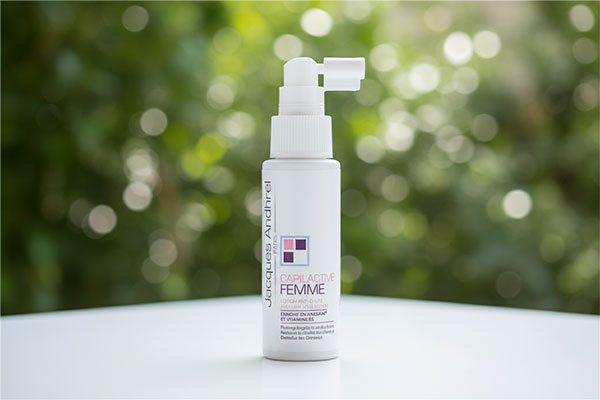 تصویر تونیک تقویت کننده موی بانوان کپیل اکتیو ژاک آندرل روی سطح سفید