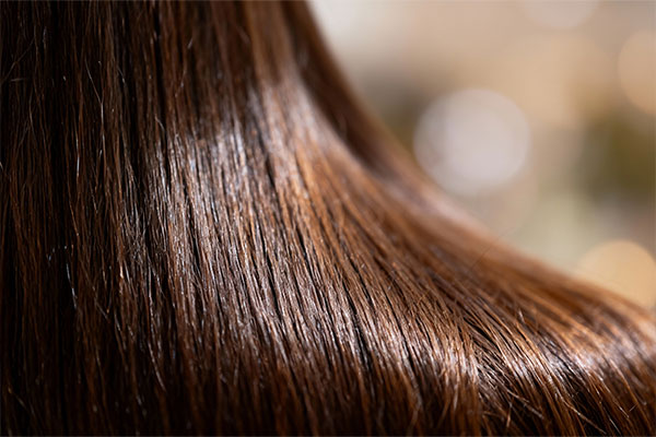 موهای درخشان با استفاده از سرم احیا کننده مو سینره