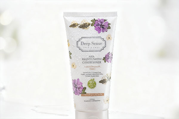 تصویر نزدیک از لوسیون موی دیپ سنس با قطرات آب