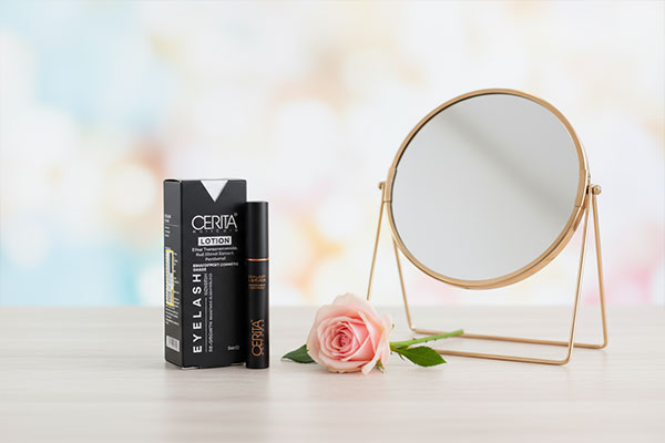 سرم تقویت کننده مژه سریتا کنار آینه و گل