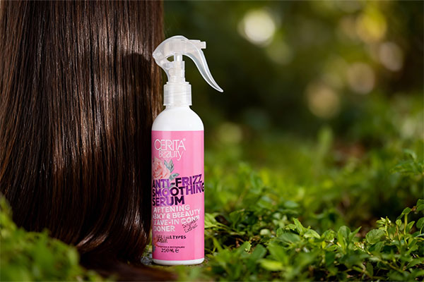 استفاده از سرم ضد وز مو سریتا برای موهای نرم و درخشان